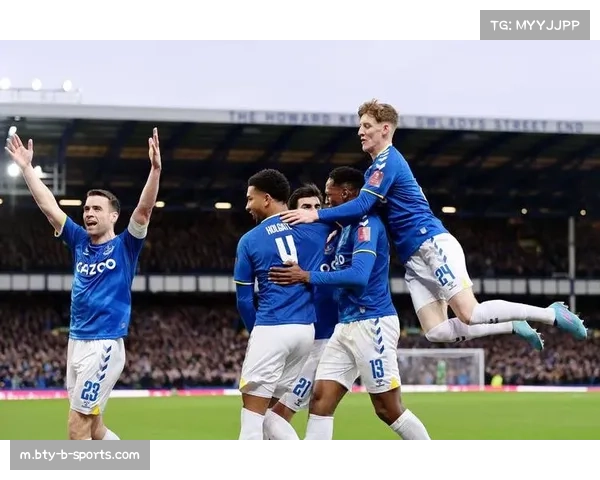 英超赛事中危险动作认定 高抬腿与倒钩判罚尺度解析